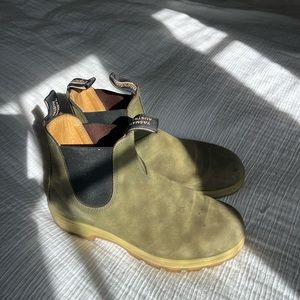 Unique green blundstones euc